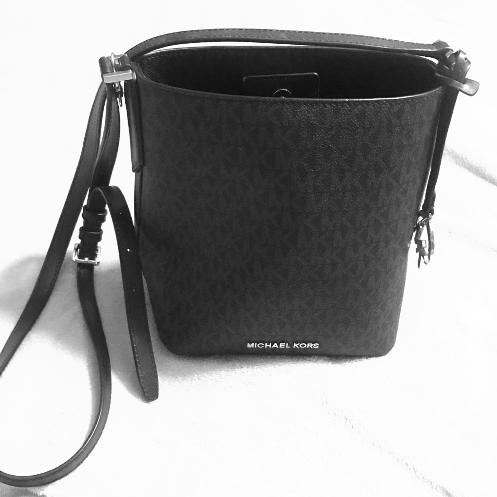 MK Kimberly Sm bucket crossbody.